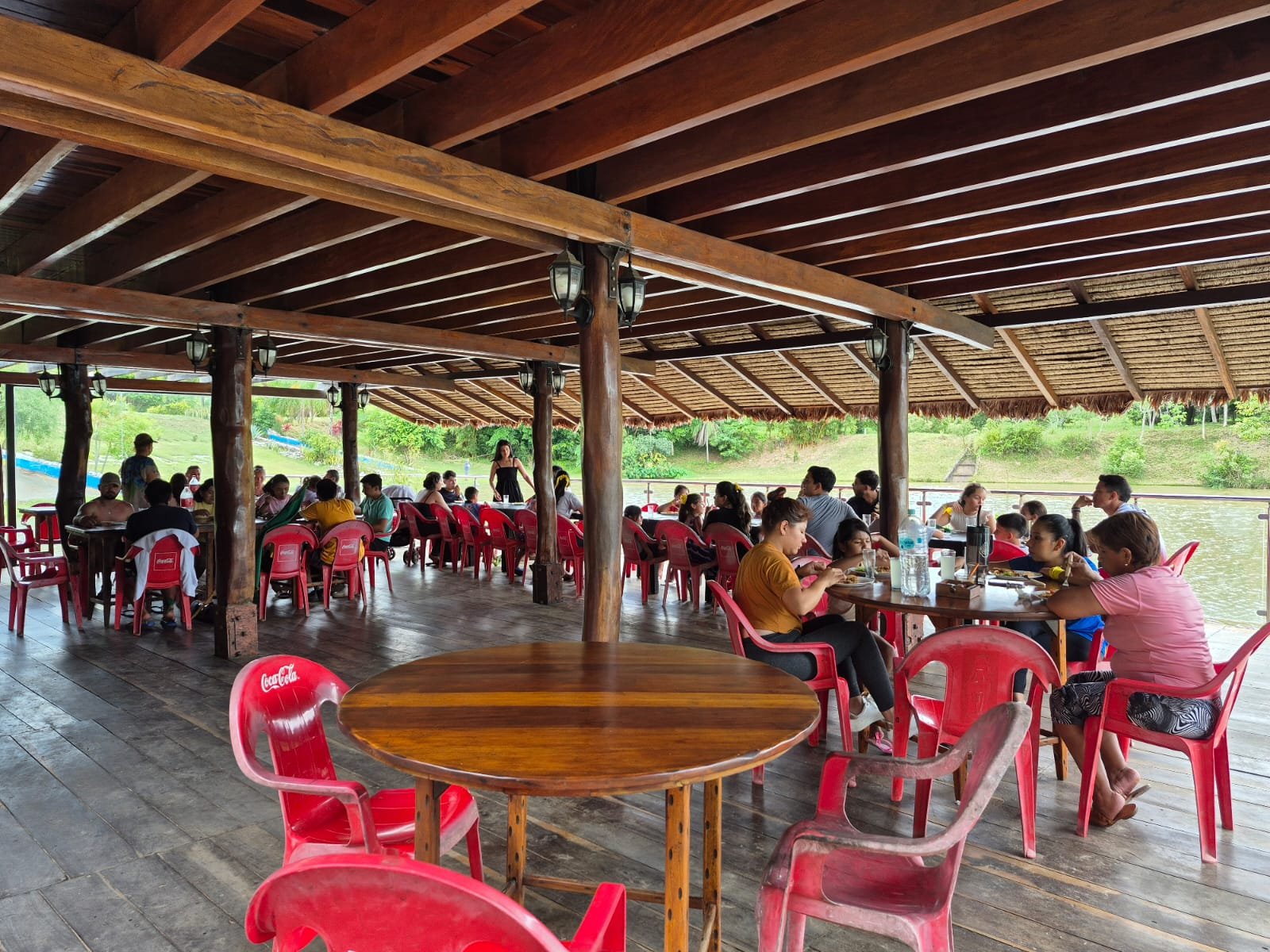 Interior del restaurante Los Lagos con vista a la laguna